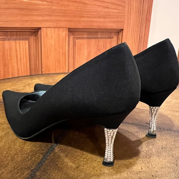 STUART WEITZEMAN KITTEN PUMP SIZE 6½ WITH A 2 ½” HEEL AND RHINESTONE ACCENTS. - Picture 2 of 11